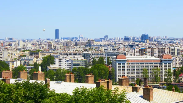 Paříž, Francie - 26. srpna 2019: Paříž ze shora představuje hlavní město se střechami, Eiffelovkou, pařížskými stromy lemovanými uličkami s haussmannskými budovami a Montparnasskou věží. 16th — Stock fotografie