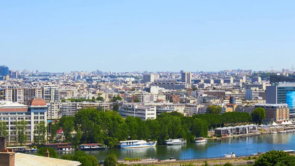 Париж, Франція - 26 серпня 2019: Париж зверху демонструє капітальні дахи цитат, Ейфелеву вежу, паризькі дерев'яні алеї з їх гаусманськими будівлями і вежею Монпарнас. 16 — стокове фото