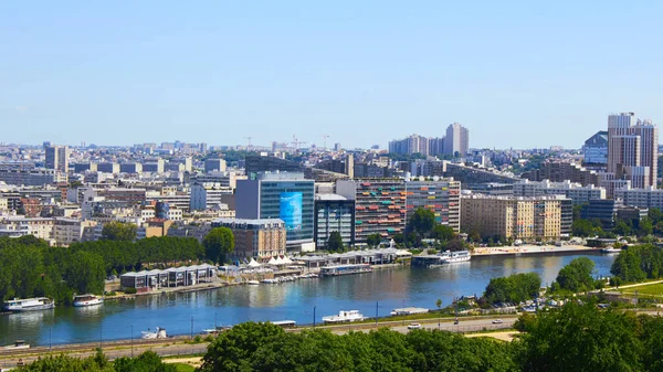 París, Francia - 26 de agosto de 2019: París desde arriba muestra los tejados de la capital, la Torre Eiffel, las avenidas arboladas de París con sus edificios haussmannianos y la torre Montparnasse. 16. — Foto de Stock