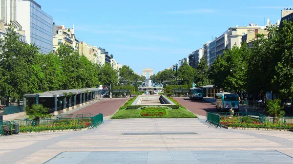 Paris, France - August 26, 2019: Avenue of Charles de Gaulle — Stock Photo, Image
