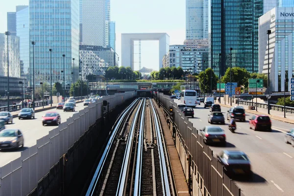 París, Francia - 26 de agosto de 2019: Día de carretera de varios carriles con rascacielos de La Defense — Foto de Stock