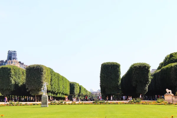 Paris, France - August 26, 2019: View on famous Luxembourg Gardens or Jardin du Luxembourg in Paris in the summer. — Stock Photo, Image