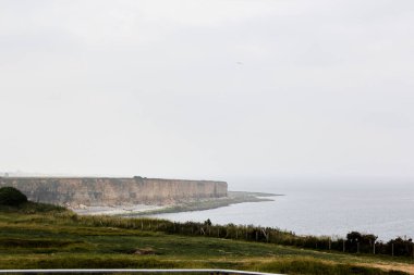 La Pointe Du Hoc yazın Normandiya Fransa 'yı sallar