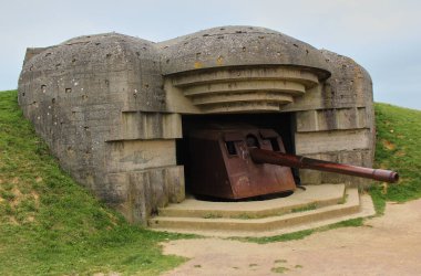 7 Haziran 1944 'te ele geçirilen Alman bataryasının kalıntıları, Bunker ve Artillery Guns