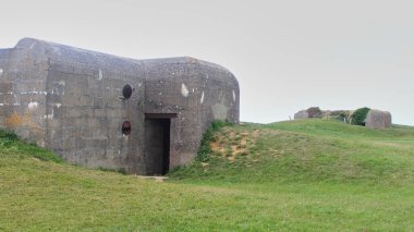 7 Haziran 1944 'te ele geçirilen Alman bataryasının kalıntıları, Bunker ve Artillery Guns