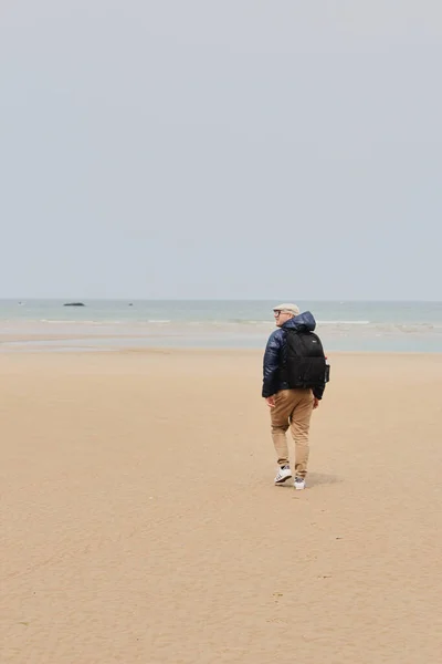 在诺曼底海滩上散步的那个人 — 图库照片