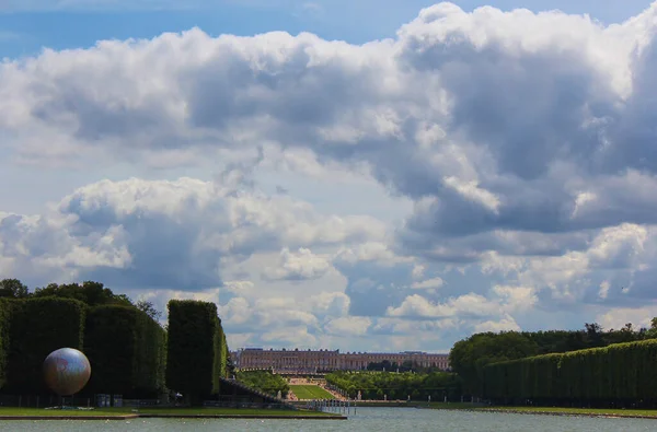 Una vista solitaria del parco di Versailles, Francia. La combinazione geometrica di alberi verdi, aree erbose e Canal Grande — Foto Stock