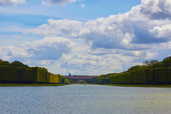 A lonely view of Versailles park, France. The geometric combination of green trees, grass areas and Grand Canal — Stock Photo, Image