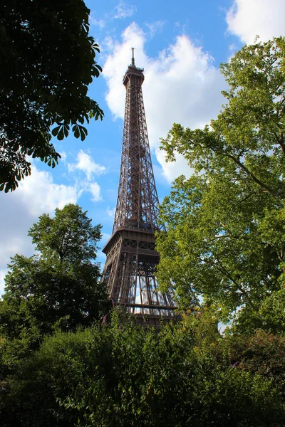 Utsikt över Eiffeltornet under solig sommarhimmel — Stockfoto