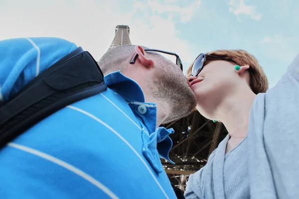 Romantikus pár szelfit készít az Eiffel-torony előtt, miközben Párizsba utaznak. A diákok élvezik a nyaralást Európában — Stock Fotó