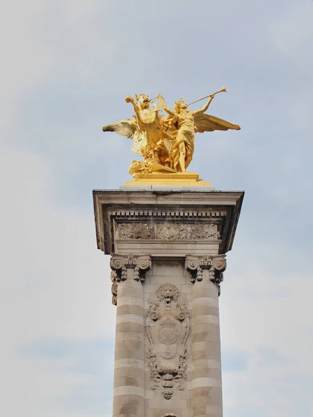 Szczegóły rzeźby na moście Pont Alexandre III w Paryżu Francja — Zdjęcie stockowe