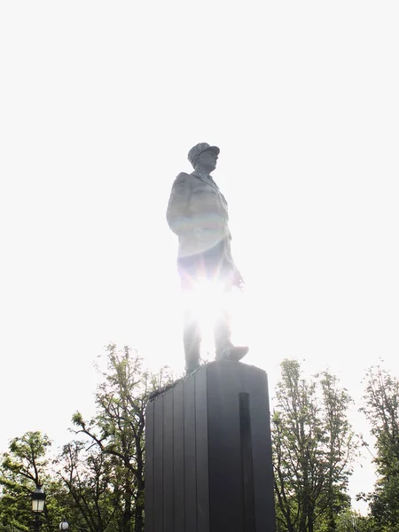 パリ、フランス- 8月26 、 2019:フランス大統領シャルル・ド・ゴールの記念碑彫刻 — ストック写真