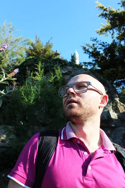 Sacre Coeur kathedraal in Montmartre, Parijs, Frankrijk, jongeman op een vroege ochtend in Parijs — Stockfoto