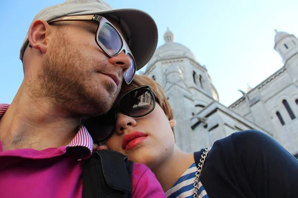 Young couple near Basilica of the Sacred Heart of Paris, France — Stock Photo, Image