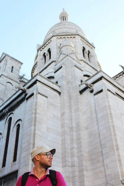 Catedral de Sacre Coeur em Montmartre, Paris, França, jovem em uma manhã cedo em Paris — Fotografia de Stock