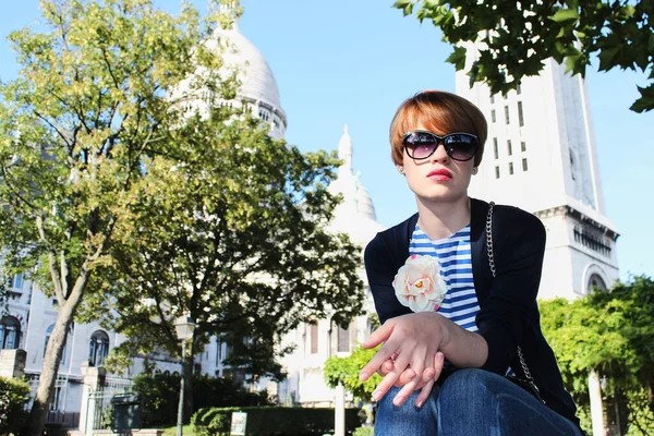 Mujer joven cerca de Basílica del Sagrado Corazón de París, Francia . —  Fotos de Stock