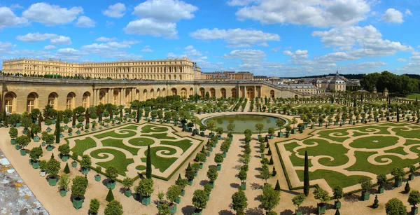 Versailles palota külseje Párizs közelében, Franciaországban. Ez a kilátás mutatja az Orangerie citrusfákkal. — Stock Fotó