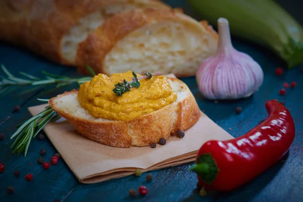 Pane di segale tostato con caviale vegetale bollito su una superficie di legno in stile rustico — Foto Stock