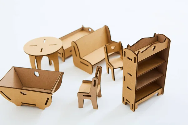 Puppenhausmöbel aus Pappe. Konzept der Kreislaufwirtschaft. — Stockfoto