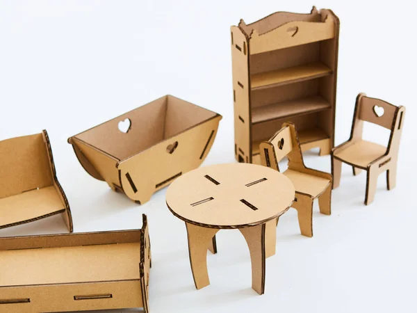 Muebles de casa de muñecas de cartón. Concepto de economía circular . — Foto de Stock