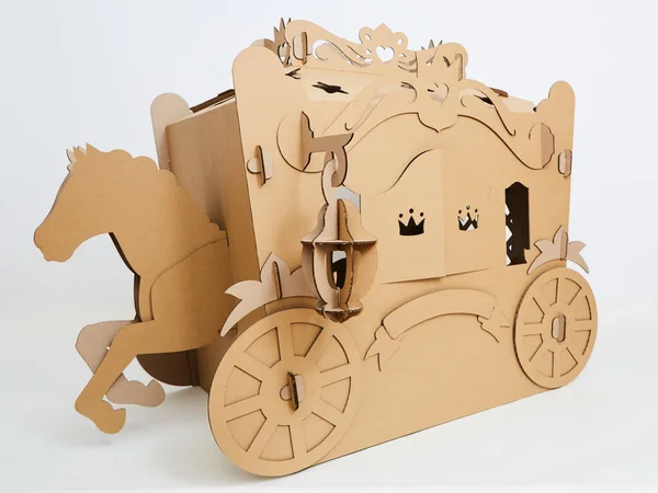 En häst och en vagn av brun papp, där hästen drar vagnen. — Stockfoto
