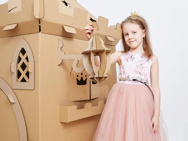 The princess play with cardboard castle tower. — Stock Photo, Image