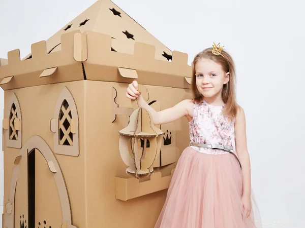 The princess play with cardboard castle tower. — Stock Photo, Image