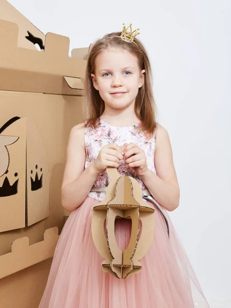 Принцесса играет с картонной башней замка . — стоковое фото