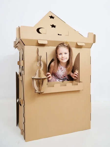 The princess play with cardboard castle tower. — Stock Photo, Image