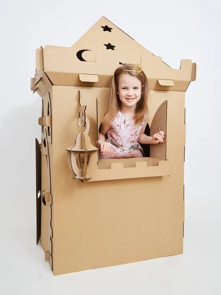 The princess play with cardboard castle tower. — Stock Photo, Image