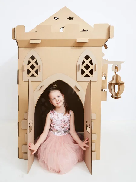 The princess play with cardboard castle tower. — Stock Photo, Image