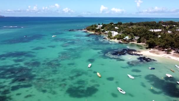 透明海と壮大な島でのサンゴ礁の空中パノラマショット — ストック動画