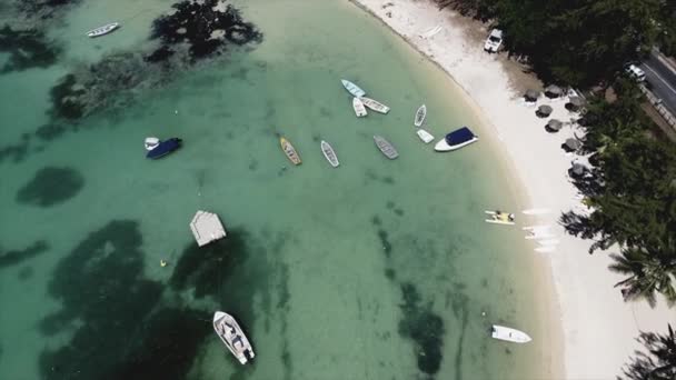 Voo Aéreo Sobre Costa Natural Oceano Com Areia Praia Branca — Vídeo de Stock