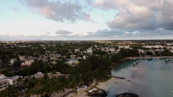 Plaj Limanın Yanındaki Tatil Otelinin Yavaş Çekimleri — Stok video