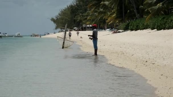 Geniş Açı Koyu Tenli Balıkçıyı Sahilde Balık Tutarken Gösteriyor — Stok video