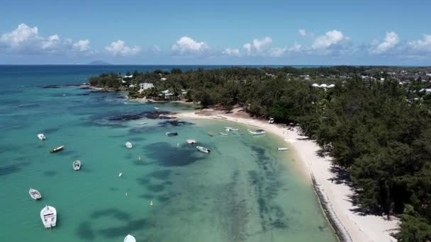 Lassú Légi Felvétel Mutatja Trópusi Homokos Strand Hajók Indiai Óceánon — Stock videók