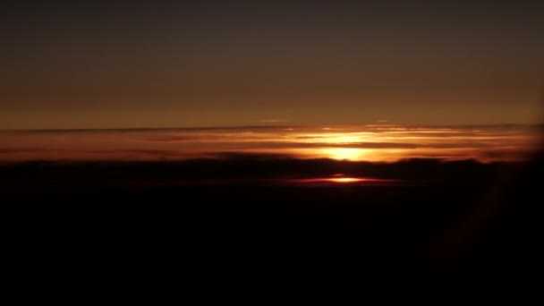Vue aérienne générale du soleil se cachant derrière les nuages à l'horizon, vue aérienne 