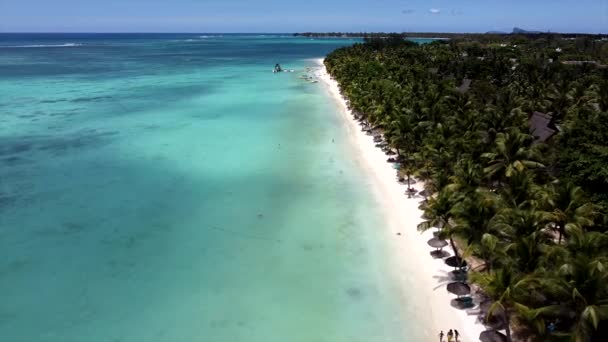 Luftaufnahme Einer Unglaublich Farbenfrohen Insel Mit Kristallklarem Wasser Und Weißem — Stockvideo