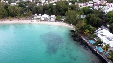 Havuzu ve Mauritius 'taki güzel Bay Lagoon plajı olan villa evinin solundaki hava aracı.