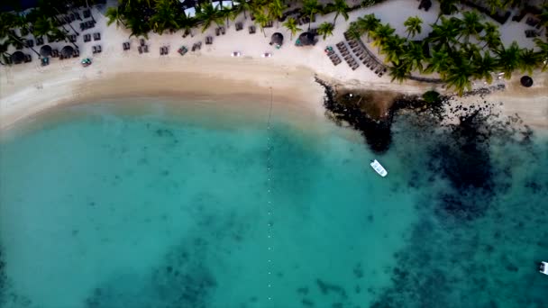 热带天堂从空中 显示水晶清澈的大海和白色的海滩 空中俯瞰 — 图库视频影像