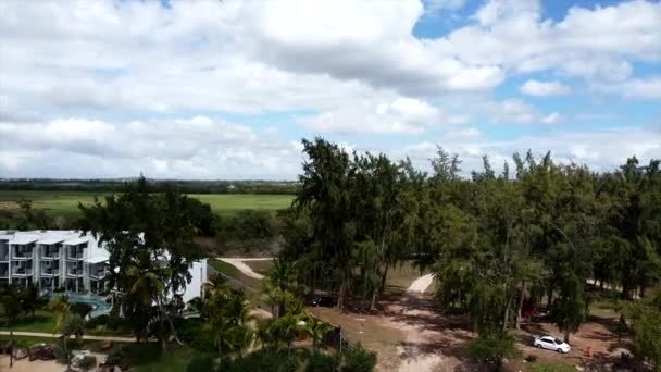 Belle station de luxe avec plage privée et récif corallien dans l'océan Indien, aérienne vers l'arrière 
