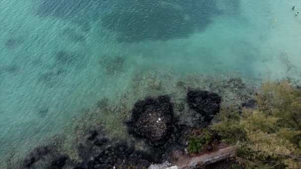 Γιγάντιες Πέτρες Προεξέχουν Από Τυρκουάζ Νερά Του Ωκεανού Εναέρια Κορυφή — Αρχείο Βίντεο