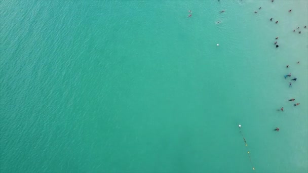 Aerial Persone Che Giocano Divertono Acqua Tropicale Verde Chiaro Oceano — Video Stock