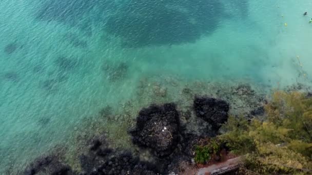 Воздушный Кадр Чистой Морской Воды Гигантским Камнем Скалами Берегу Моря — стоковое видео