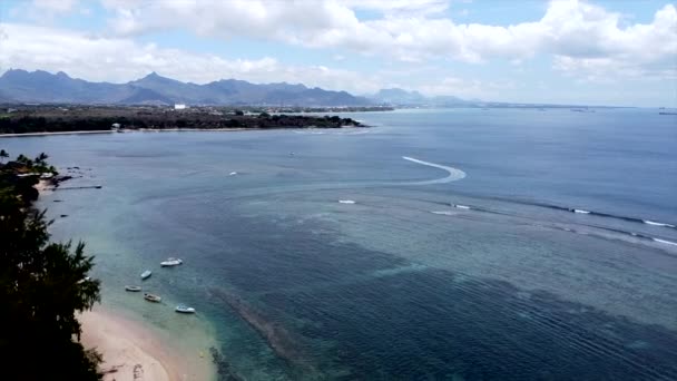 Медленный Снимок Воздуха Показывает Удивительный Остров Маврикий Катер Индийском Океане — стоковое видео