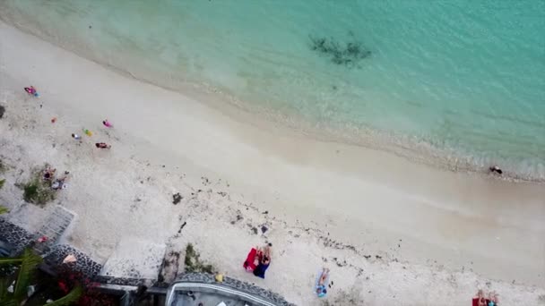 Ascendente Tiro Aéreo Pessoas Relaxando Praia Costa Mar Lado Oceano — Vídeo de Stock