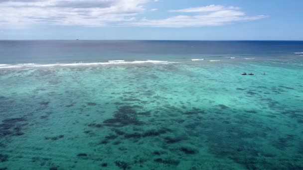 Luchtfoto Van Transparante Indische Oceaan Met Rotsen Natuurlijke Koraalriffen — Stockvideo