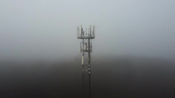 多雾天气下森林中部5G连通网络塔的下降航拍 — 图库视频影像