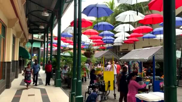 Улица Украшенная Цветными Зонтиками Порт Луисе Маврикий — стоковое видео