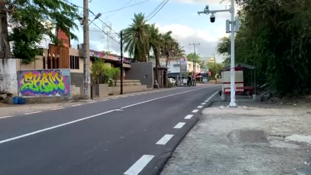 乘坐汽车 公共汽车和摩托车高峰时间的毛里求斯交叉口街 — 图库视频影像